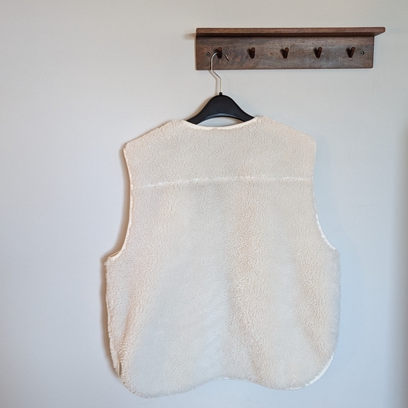 [Weekday] Peggy Fleece Teddy Vest in Off White - Picture 6 of 9